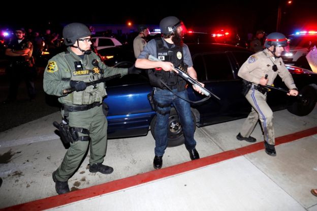 Полиция в Costa Mesa, Калифорния, 28-ое апреля