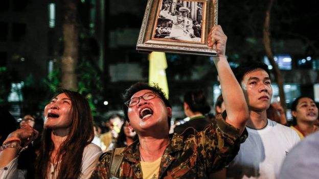 Тайские доброжелатели оплакивают для тайского короля Bhumibol Adulyadej после объявления его смерти на больнице Siriraj в Бангкоке, Таиланде, 13-ое октября 2016.