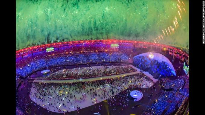 Фейерверки взрывают над стадионом Maracana в Рио-де-Жанейро в конце церемонии открытия в суббота 5-ое август.