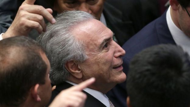 Президент Мишель Temer Бразилии смотрит людей в галереях по мере того как он приезжает для того чтобы принять президентскую присягу на национальный конгресс, в Бразилии,