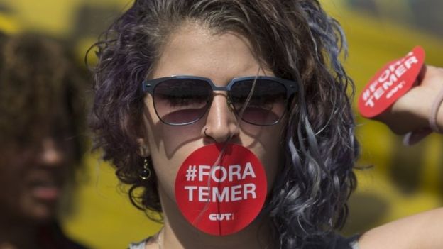 Сторонник Dilma Rousseff, ее рот предусматривал со стикером который читает внутри по-португальски;