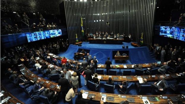 Изображение пленарного заседания сената принятого во время голосования импичмента против приостанавливанного президента Dilma Rousseff, на сенат в Бразилии, 31-ого августа 2016.