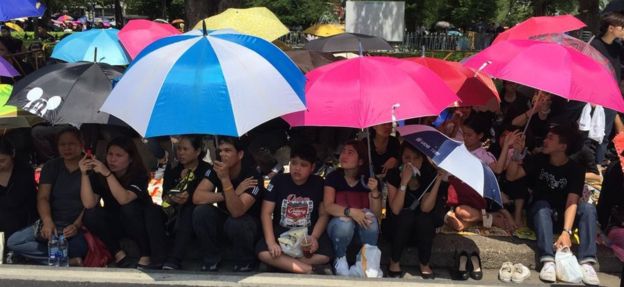 Скорбящие выравнивая улицы Бангкока ожидая траурного шествия тайского короля 14-ого октября 2016