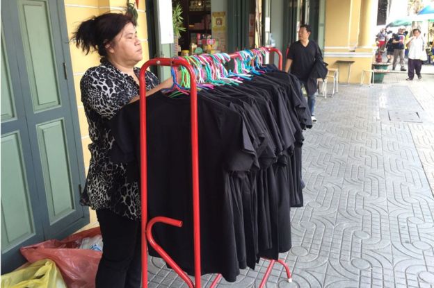 Уличные торговцы продают черные футболки во время оплакивая периода 14-ого октября 2016