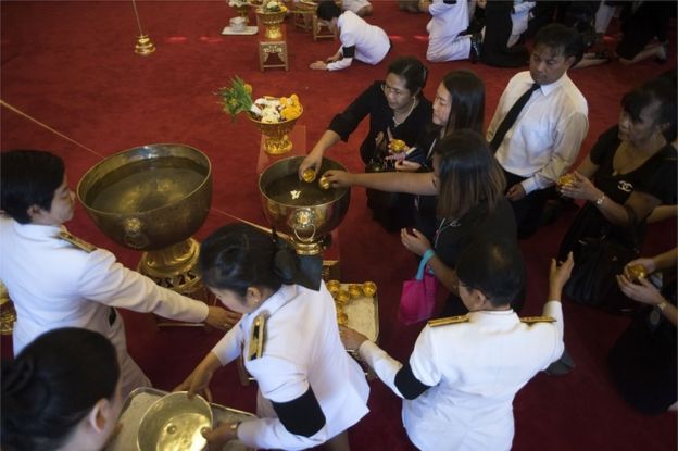 Тайские люди присутствуют на королевской купая церемонии на большом дворце 14-ого октября 2016 в Бангкоке, Таиланде