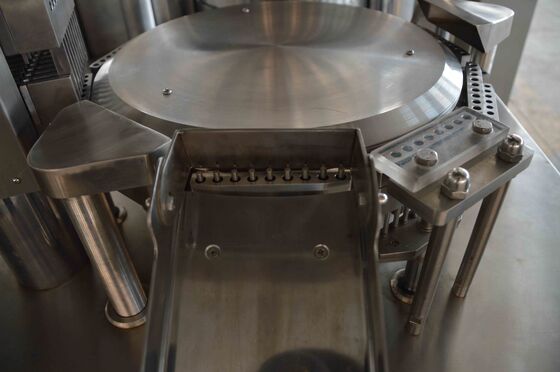 Хорошая цена Автоматическая машина завалки капсулы порошка с 200 капсулами/минутой онлайн